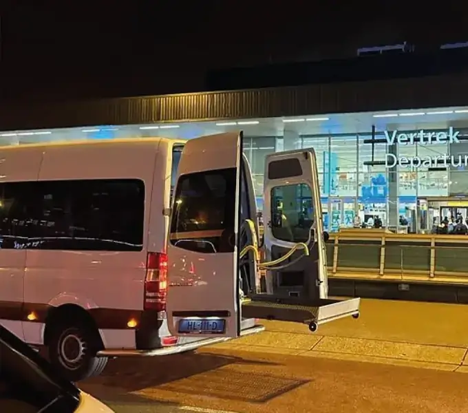 Rolstoelbus bij Schiphol voor reizigers uit Baarn